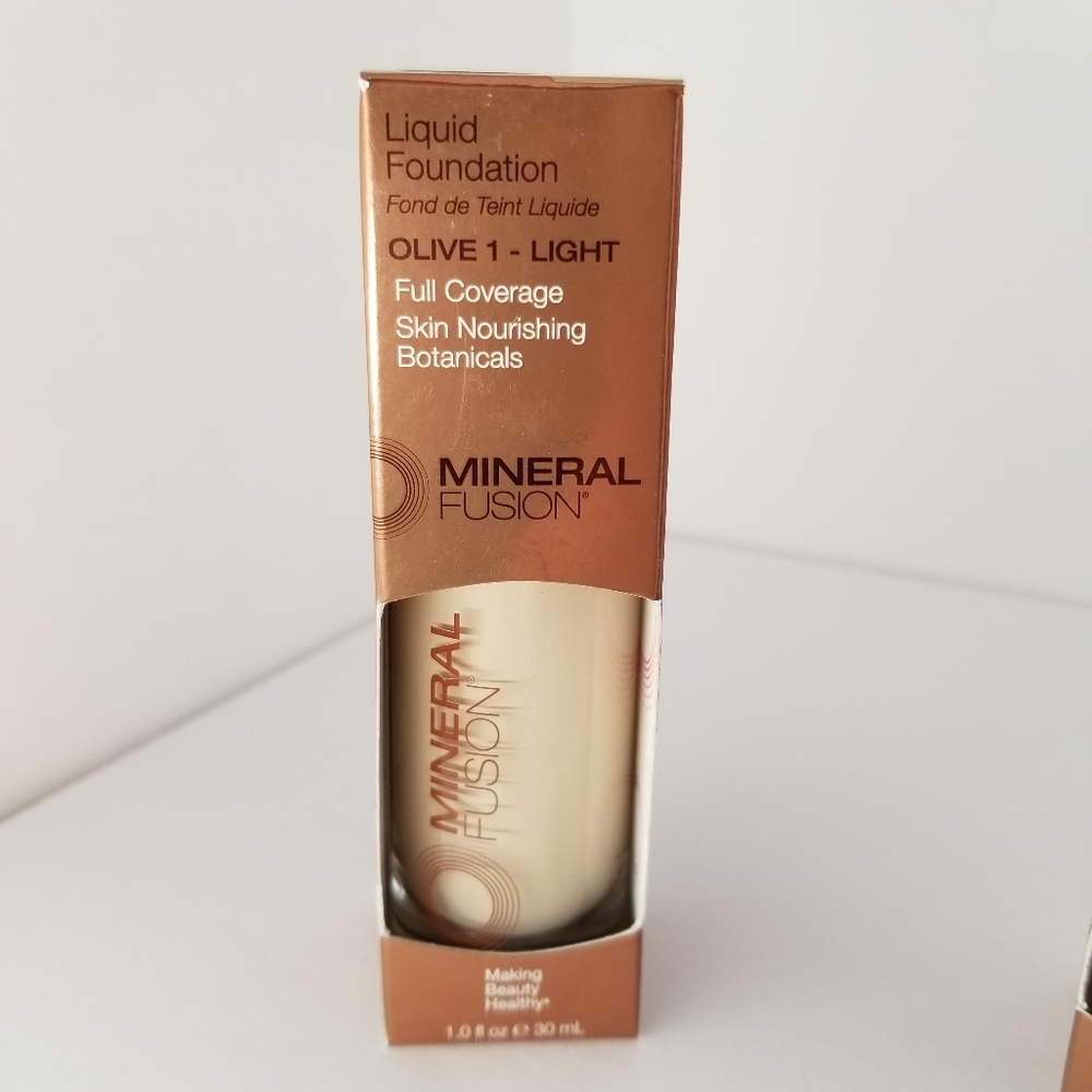 Liquid foundation MINERAL FUSION ~ olive 1 light